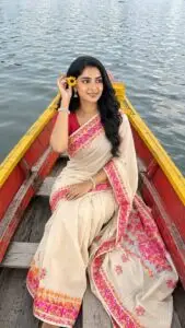 GIRLS BEAUTIFUL BOAT PORTRAIT